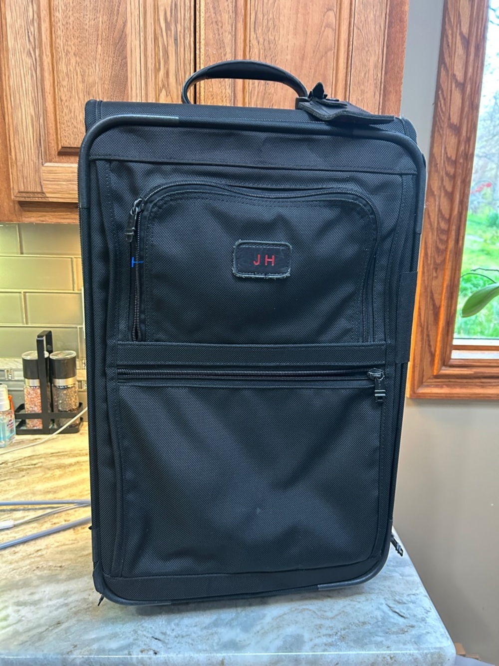 Tumi Alpha Black Wheeled International Carry On Luggage Travel Suitcase 22